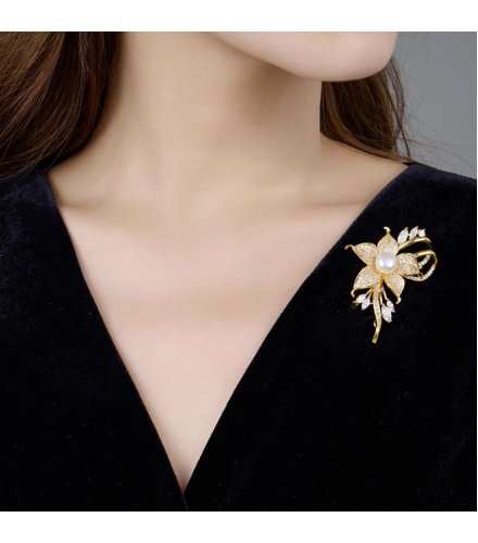 XSB291 - Elegant Pearl Flower Brooch